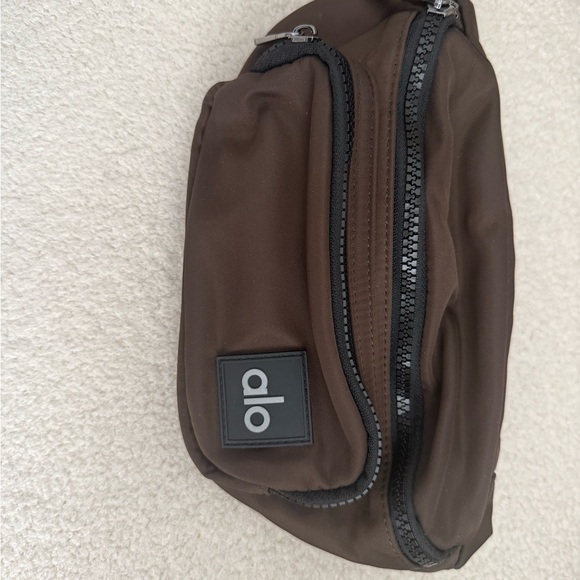 ALO Yoga Espresso Belt Bag - Picture 2 of 4